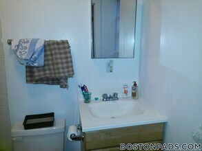 833 Beacon St, Unit 403 in Boston, MA - Building Photo - Building Photo