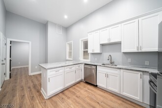 620 Valley Rd in Montclair, NJ - Building Photo - Building Photo