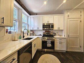 30 The Crescent in Montclair, NJ - Building Photo - Building Photo