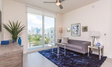 729 NW 2nd St, Unit 512 in Miami, FL - Building Photo - Building Photo