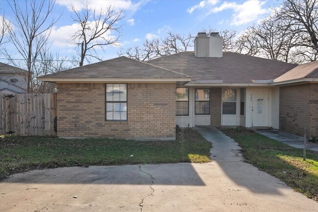 704 Woodland Ct in Kennedale, TX - Foto de edificio - Building Photo