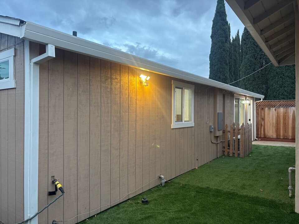 1378 Windsor Way in Brentwood, CA - Foto de edificio