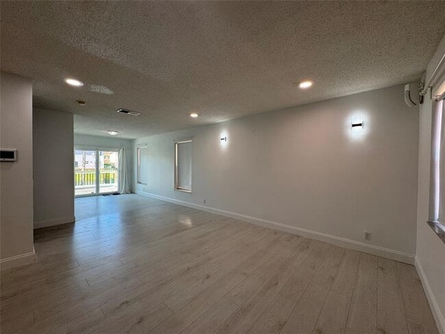 7481 Santa Monica Dr in Margate, FL - Building Photo - Building Photo