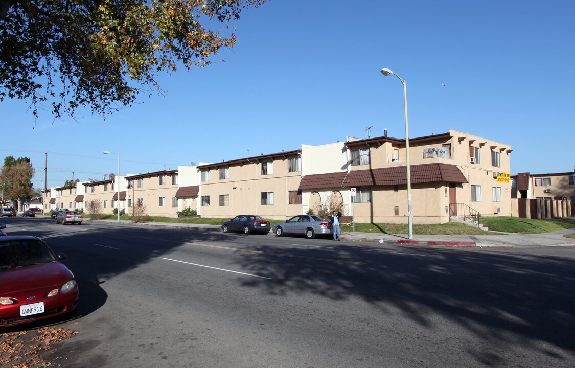 Saticoy Place in Winnetka, CA - Building Photo