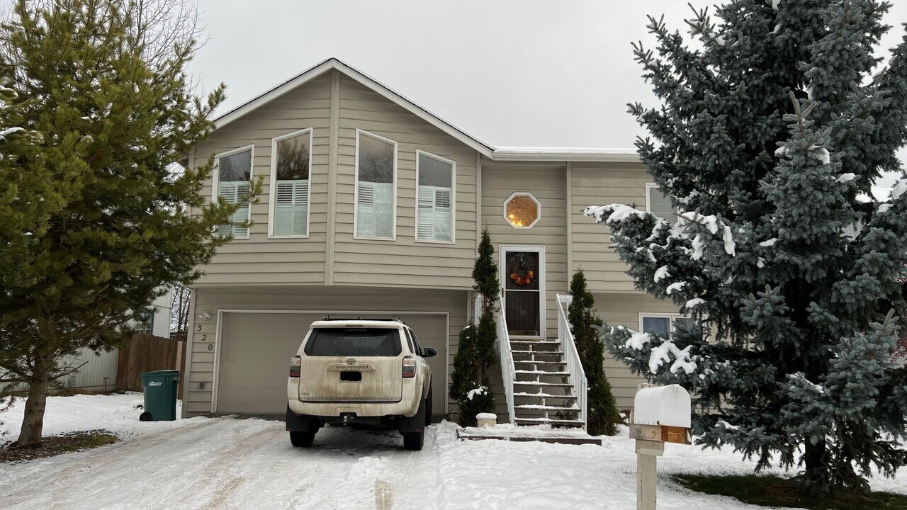 320 Peppertree Loop in Anchorage, AK - Building Photo