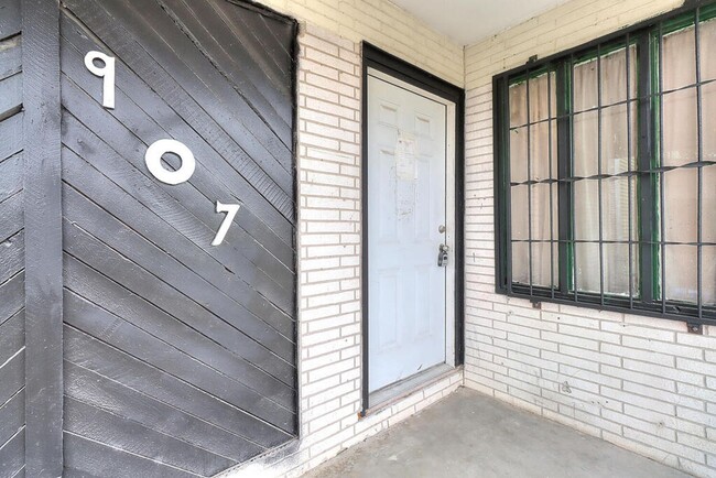 907 Laredo St in Corpus Christi, TX - Foto de edificio - Building Photo