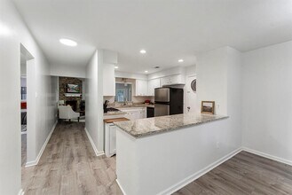8 Fallenstone Dr in The Woodlands, TX - Building Photo - Building Photo