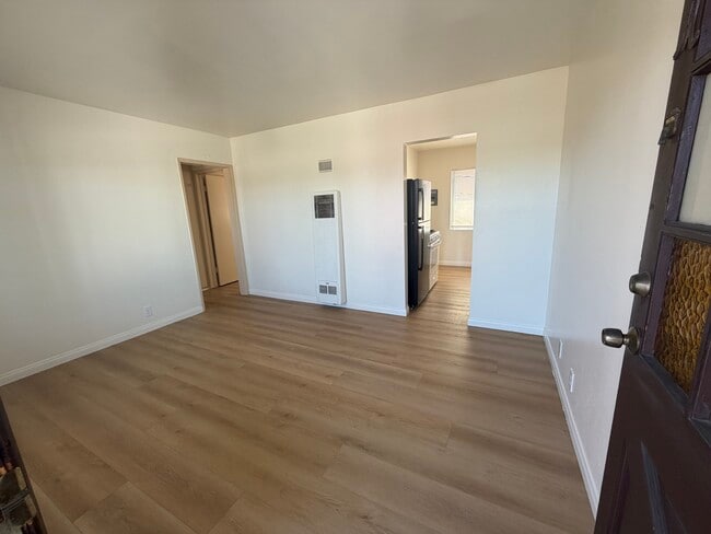 8123 Otis St, Unit upstairs unit in South Gate, CA - Foto de edificio - Building Photo