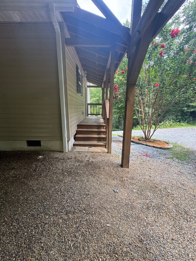 221 Indian Ridge Trail in Hendersonville, NC - Building Photo - Building Photo