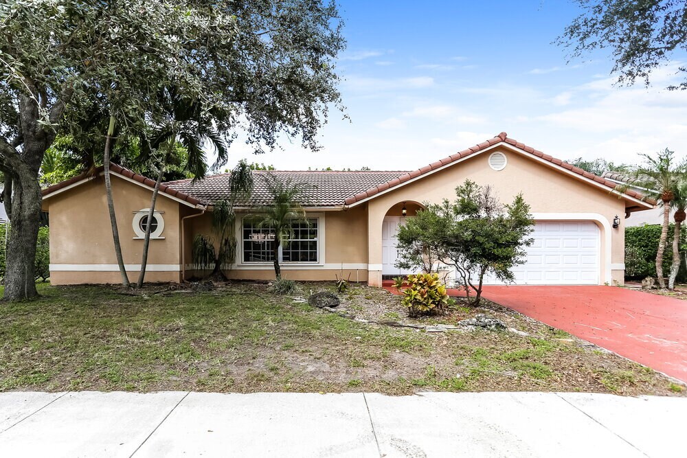 4557 NW 51st St in Coconut Creek, FL - Foto de edificio