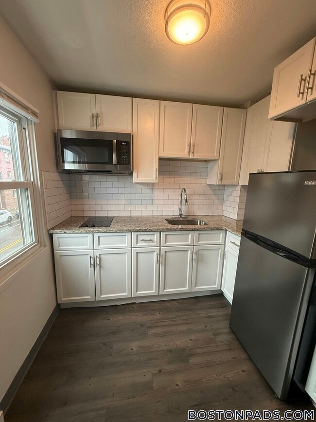 300 Meridian St in Boston, MA - Building Photo - Building Photo