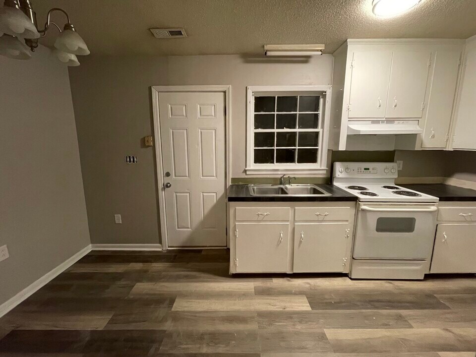 8848 Deerwood Dr in North Charleston, SC - Building Photo