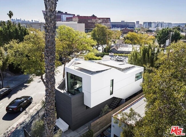 855 Hilldale Ave in West Hollywood, CA - Building Photo - Building Photo