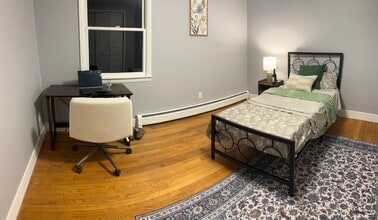 8 Clifton Ave in Amherst, MA - Foto de edificio - Building Photo