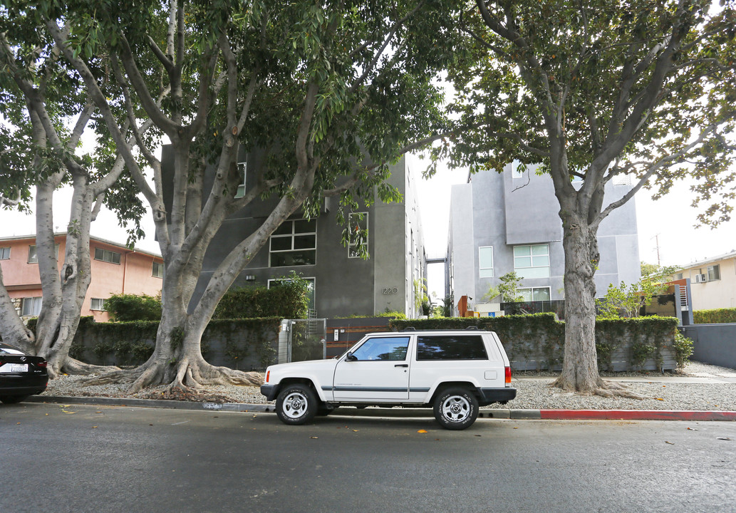 1220 N Orange Grove Ave in West Hollywood, CA - Building Photo