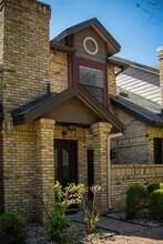 10819 Crown Colony Dr in Austin, TX - Foto de edificio - Building Photo