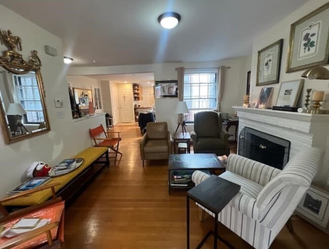 1471 Beacon St, Unit 2 in Brookline, MA - Foto de edificio - Building Photo