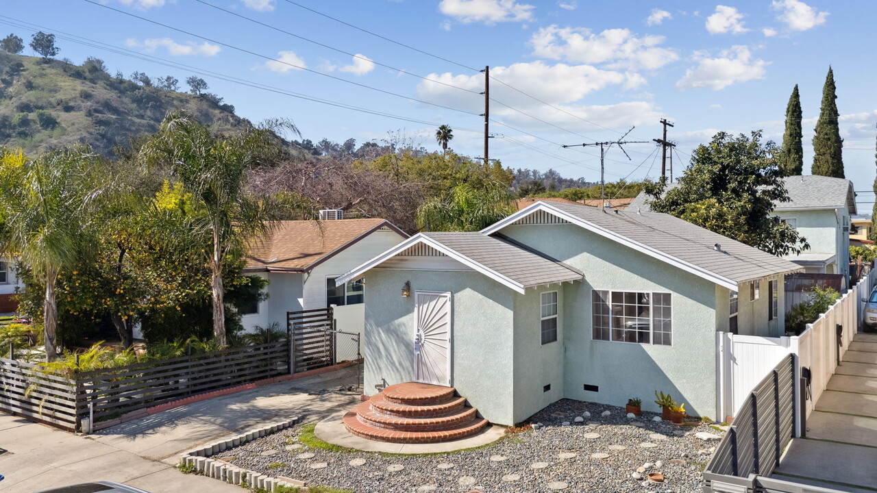 2307 Harwood St in Los Angeles, CA - Building Photo