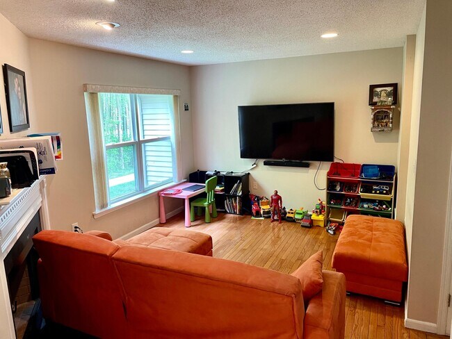 102 Falcongate Dr in Monmouth Junction, NJ - Building Photo - Building Photo