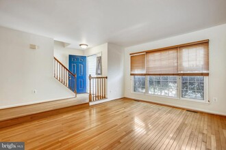 7435 Ridge Oak Ct in Springfield, VA - Foto de edificio - Building Photo
