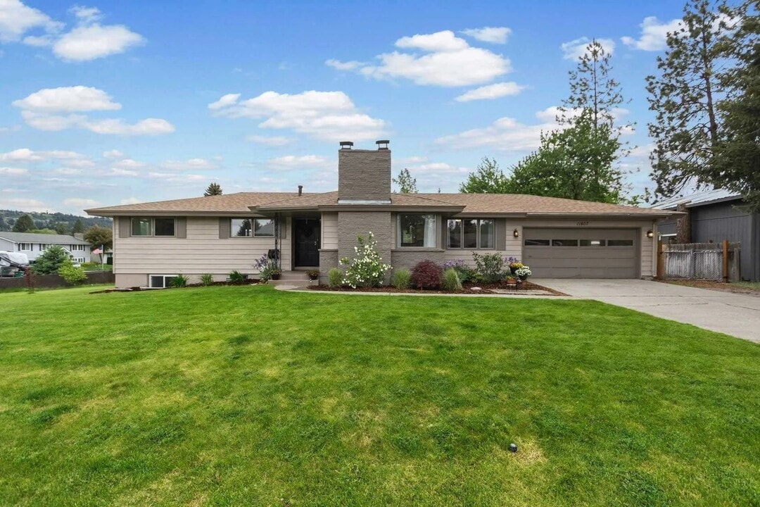 11807 N Whitehouse St in Spokane, WA - Building Photo