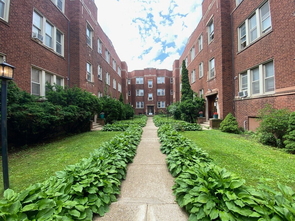 1349 W Touhy Ave in Chicago, IL - Building Photo