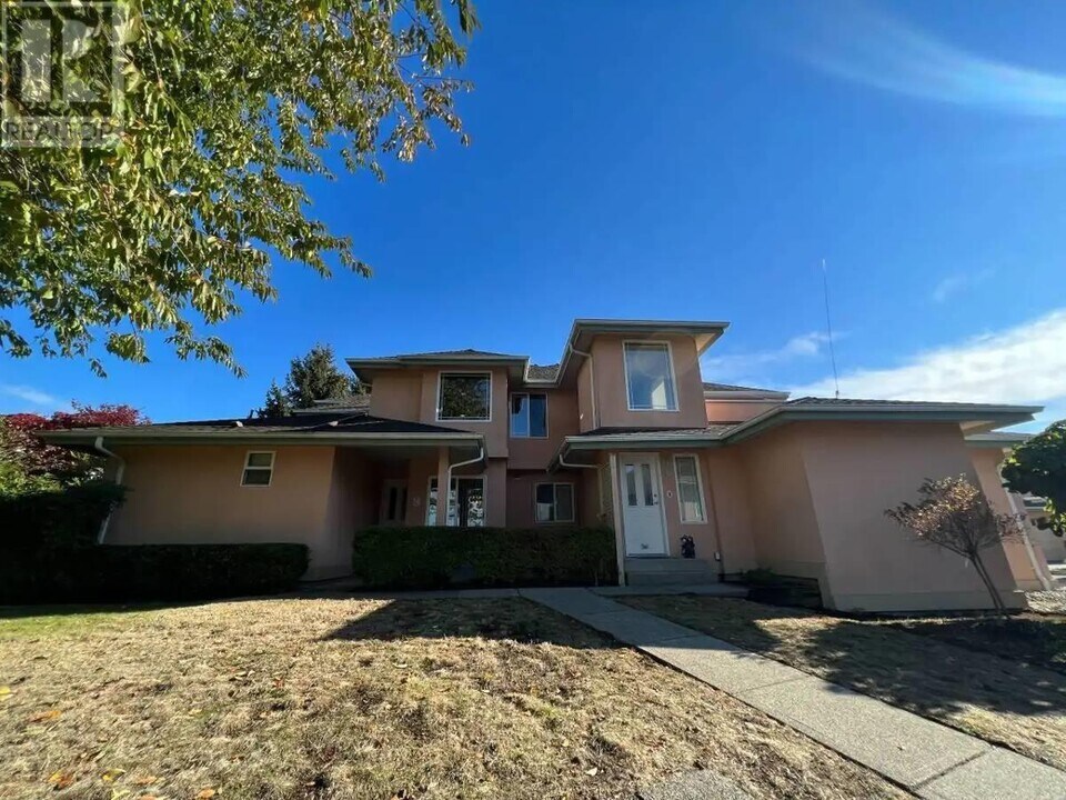 19044 118b Ave in Pitt Meadows, BC - Building Photo