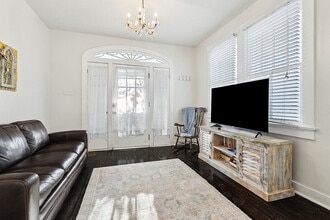 819 Olga St, Unit Mid City 2Bed 2Bath in New Orleans, LA - Foto de edificio - Building Photo
