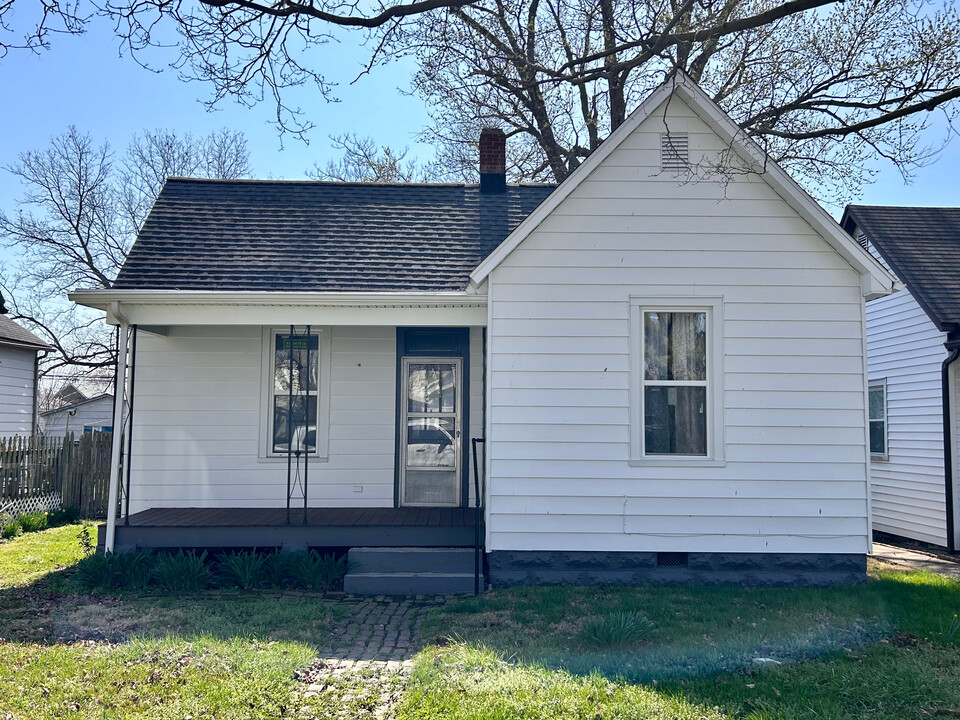 1116 W 3rd St in Mount Vernon, IN - Building Photo