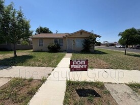 495 N Perry Ave in Dinuba, CA - Building Photo