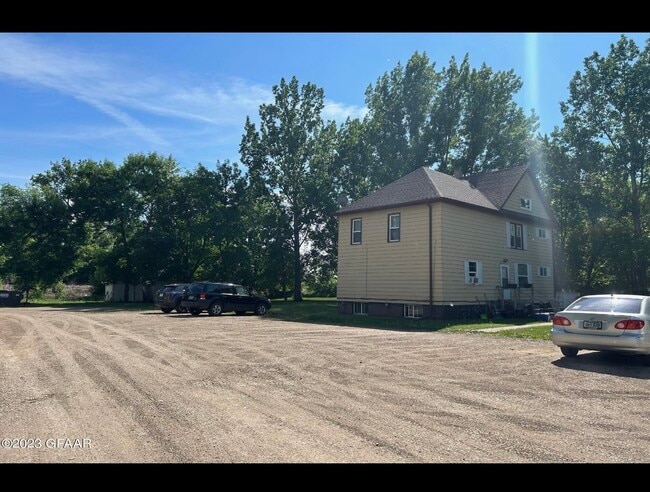 500 E Front St, Unit 1 in Larimore, ND - Foto de edificio - Building Photo