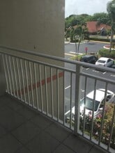 18810 NW 57th Ave, Unit 306 in Hialeah, FL - Foto de edificio - Building Photo