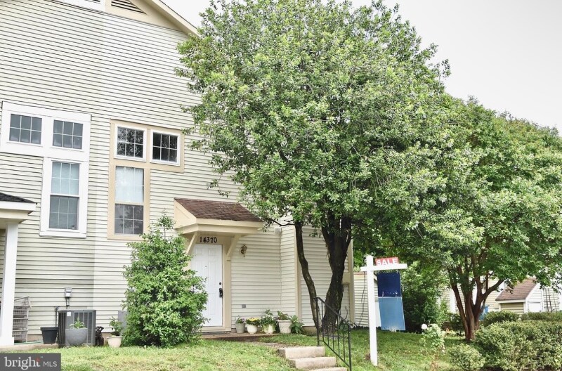 14370 Gringsby Ct in Centreville, VA - Foto de edificio