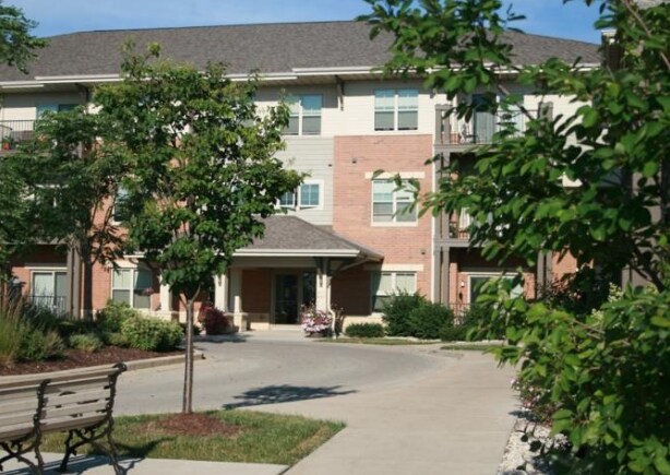 Alta Mira II Senior Apartments in Menomonee Falls, WI - Building Photo