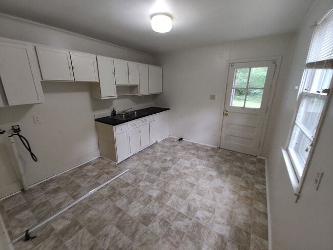 2211 Ivy Rd in Kinston, NC - Building Photo - Building Photo