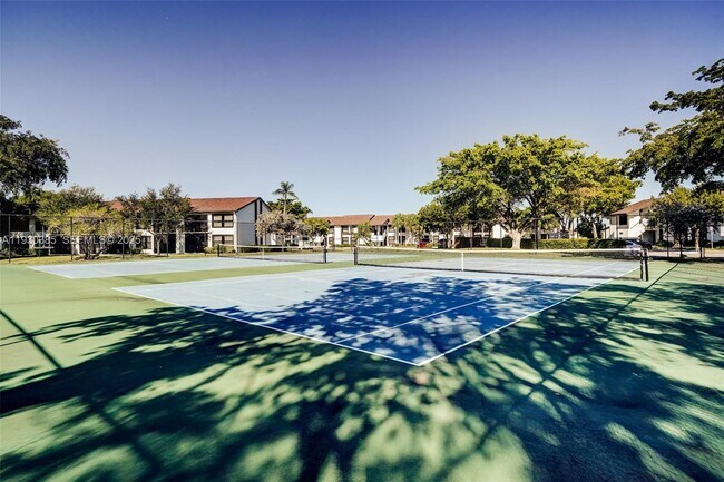 212 Lake Pointe Dr in Oakland Park, FL - Foto de edificio - Building Photo