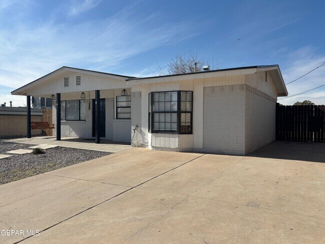 8079 Disney Dr in El Paso, TX - Building Photo - Building Photo