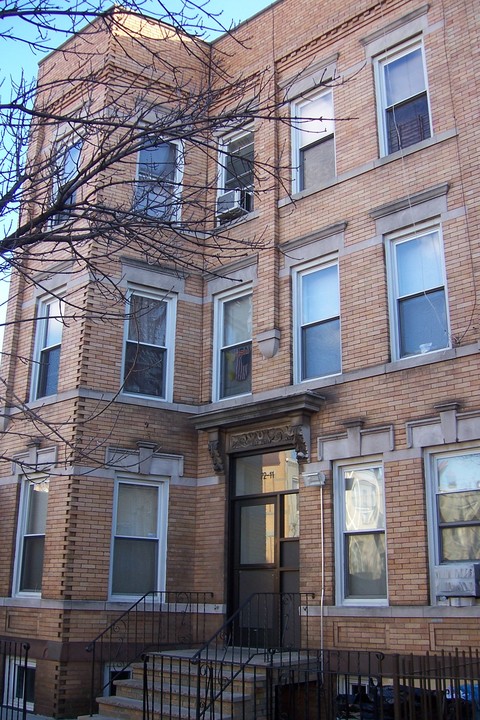 72-11 65th Pl in Flushing, NY - Building Photo