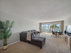 801 Lake Shore Dr in Lake Park, FL - Building Photo - Building Photo