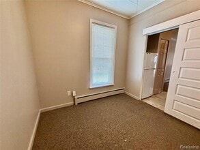 65 N Washington St, Unit 2 in Oxford, MI - Foto de edificio - Building Photo