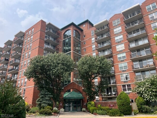 300 Main St in Little Falls, NJ - Building Photo - Building Photo
