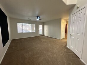 305 Emerald Vista Way in Las Vegas, NV - Building Photo - Building Photo