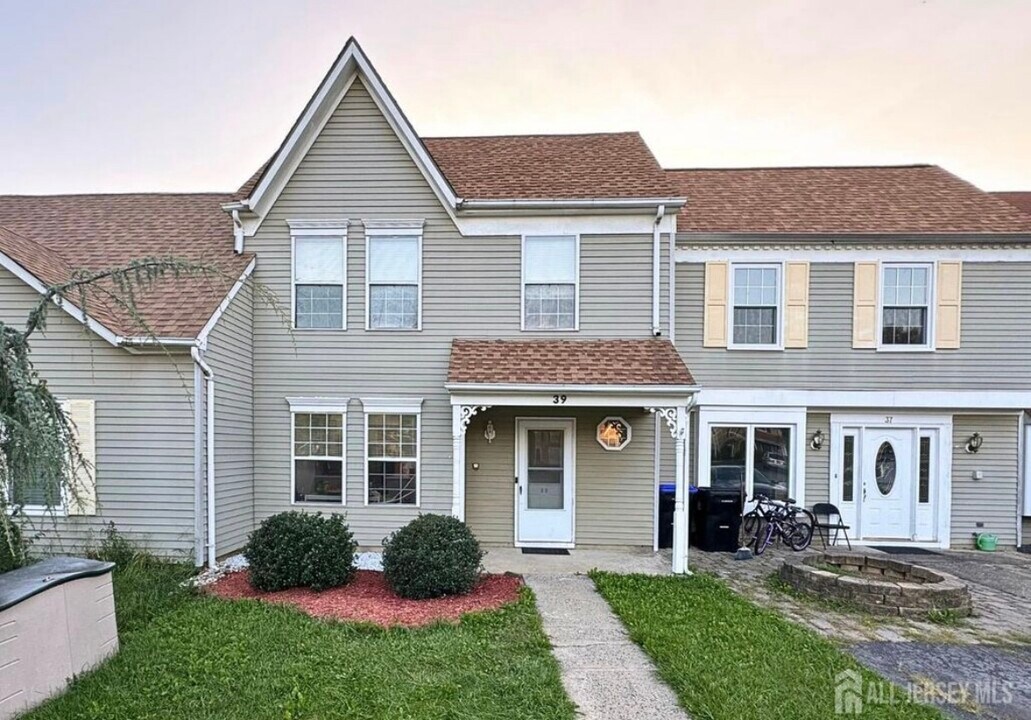 39 Anderson Ct in East Brunswick, NJ - Building Photo