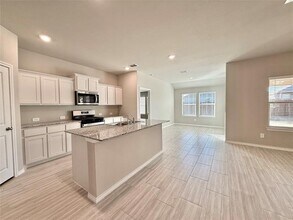 8437 Hollymead Ln in Fort Worth, TX - Building Photo - Building Photo