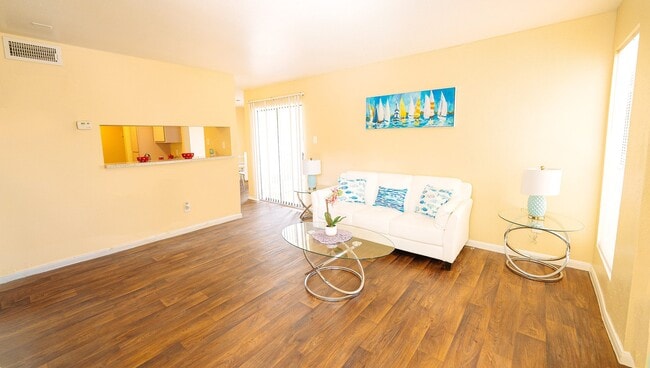 La Esencia Apartments in Houston, TX - Building Photo - Building Photo