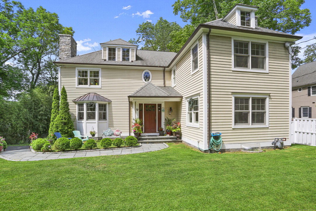 80 Brookside Dr in Greenwich, CT - Building Photo