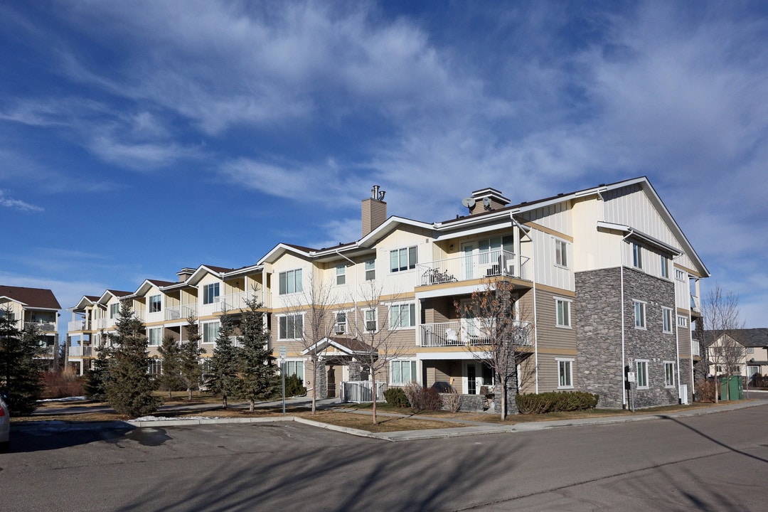 1000-4 Kingsland Clos SE in Airdrie, AB - Building Photo