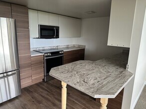 1113 W Fireweed Ln, Unit 603 in Anchorage, AK - Building Photo - Building Photo