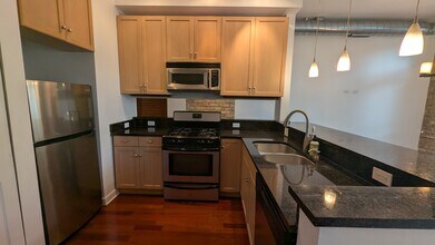 1222 W Hubbard St, Unit 1F in Chicago, IL - Building Photo - Building Photo