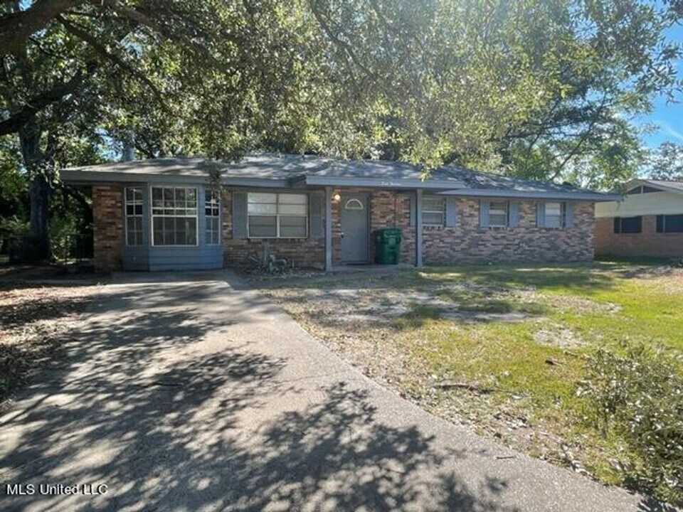 513 W Tracy St in Gulfport, MS - Building Photo